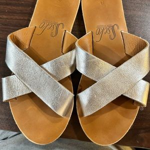 Women’s Sseko Slide on Sandals. Gold. Size 8